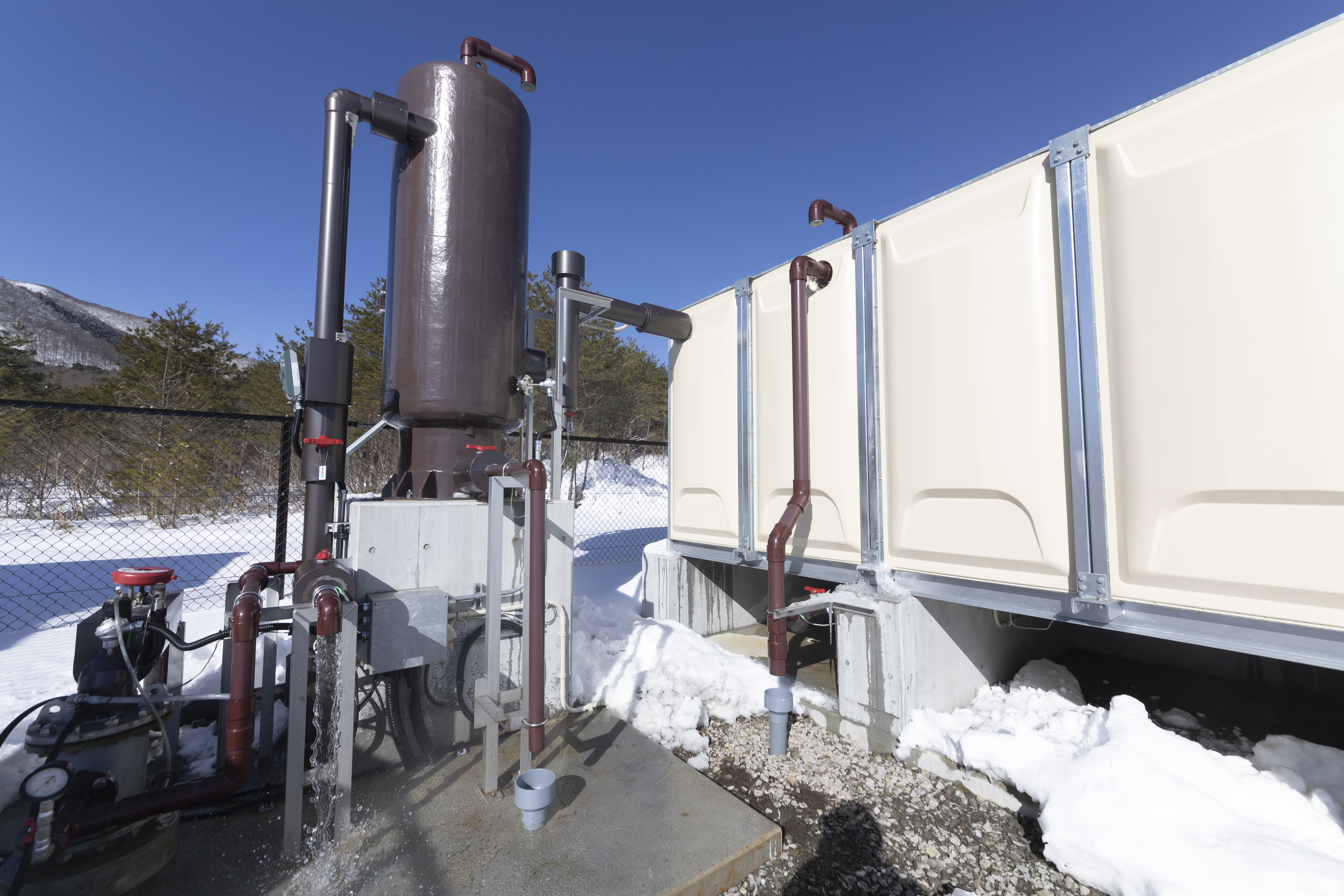 Pumping facility (hot spring well [left], gas separator [middle], hot water storage tank [right])